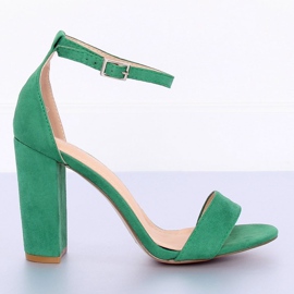 Sandalias verdes en el poste Y2385-27 II-GAT 3
