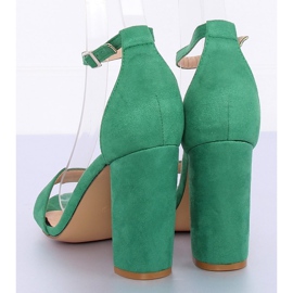 Sandalias verdes en el poste Y2385-27 II-GAT 5