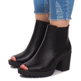 Botas abiertas en un poste B2890 Negro 1