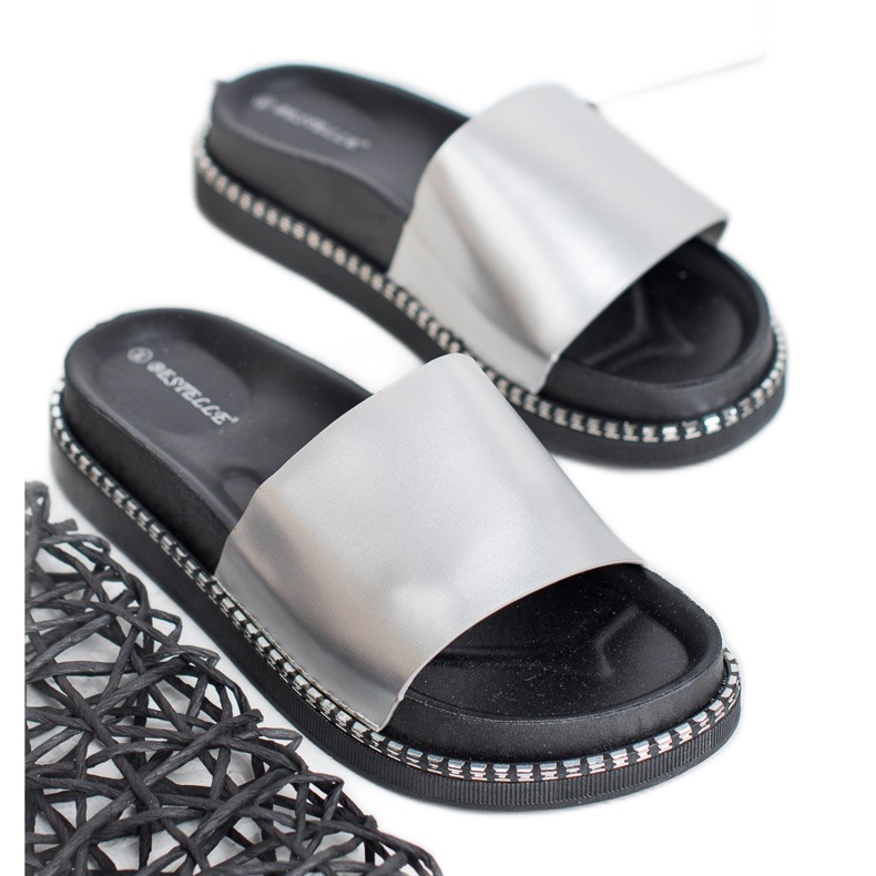 Bestelle Pantuflas plateadas para mujer gris 1