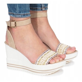 Sandalias con cuña beige de Laculpa 2