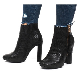 Botines negros en una barra de serpientes 1