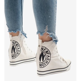 Zapatillas blancas en la cuña DD7010-2 blanco 6