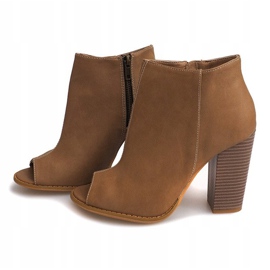 Botas abiertas en una barra Sarah Beige 2