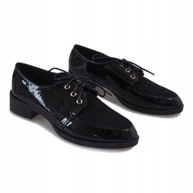 Zapatos lacados en negro con un delicado tacón J1116 5