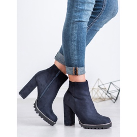 Kayla Botas en la plataforma azul marino 2