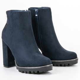 Kayla Botas en la plataforma azul marino 4