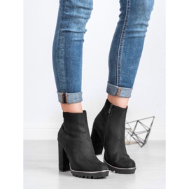 Kayla Botas en la plataforma negro 2