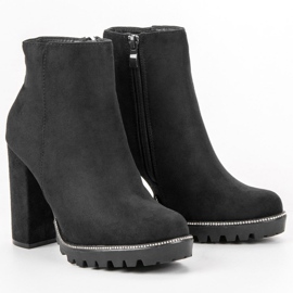 Kayla Botas en la plataforma negro 3
