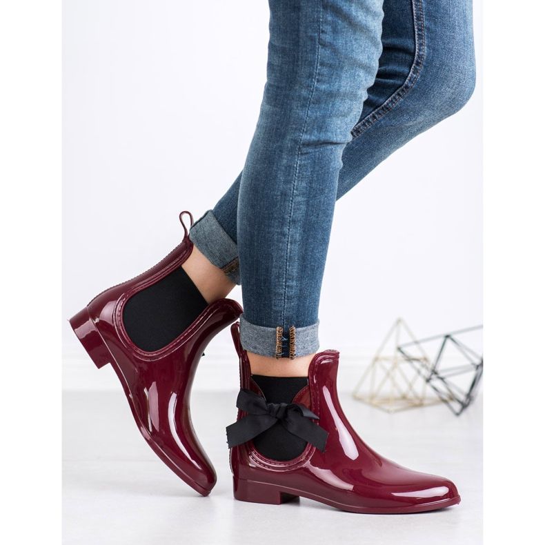 Kayla Chanclos con un arco rojo 2