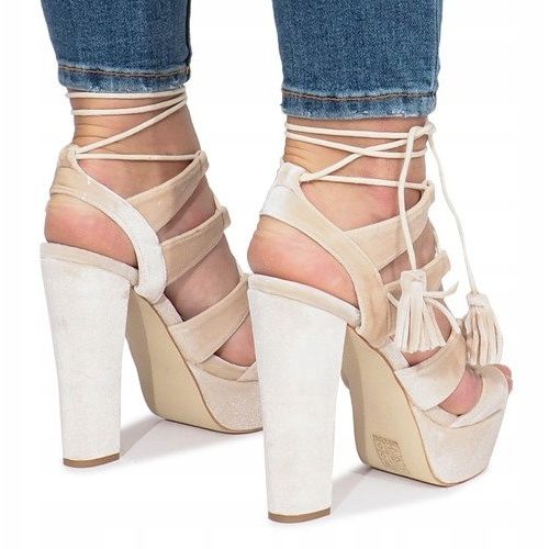 Sandalias grises en un poste de terciopelo One Love 1