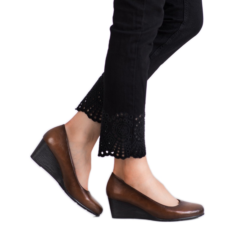 Vinceza Bombas marrones en una cuña marrón 2 Vinceza Bombas marrones en una cuña marrón 2