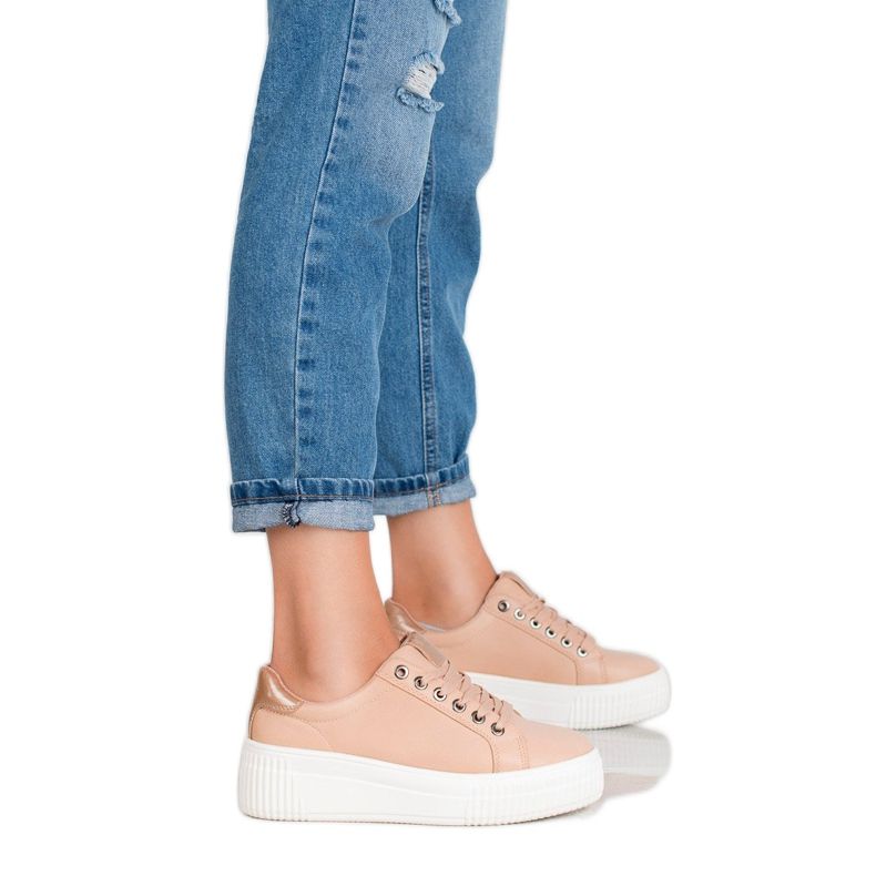 Kylie Calzado deportivo en la plataforma marrón 2