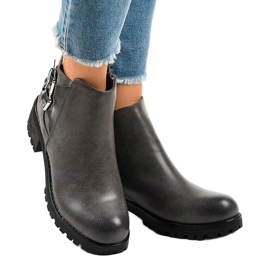 Botas de mujer grises en una suela masiva M181 1 Botas de mujer grises en una suela masiva M181 1