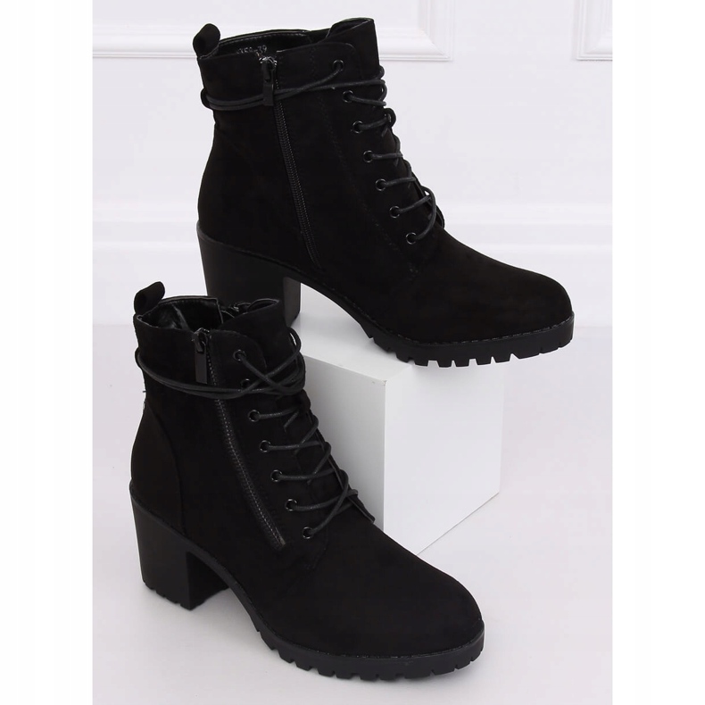 Botas negras en el protector W358 Negro 2