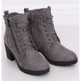 Botas grises en el protector W358 Gris 4