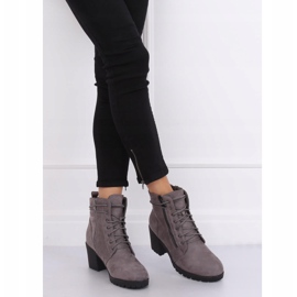 Botas grises en el protector W358 Gris 1