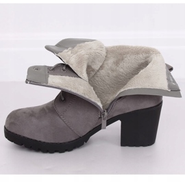 Botas grises en el protector W358 Gris 2