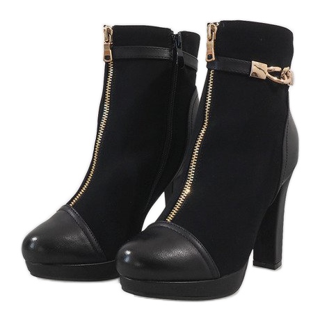 Botas negras en un poste ZH658 negro 1