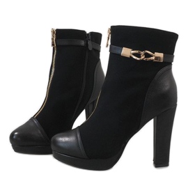 Botas negras en un poste ZH658 negro 2