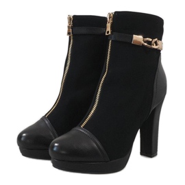 Botas negras en un poste ZH658 negro 3