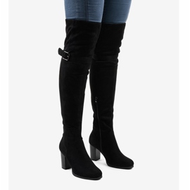 Botas de ante negro en el poste aislado R18-17 3