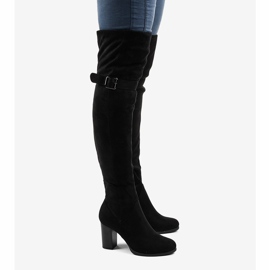 Botas de ante negro en el poste aislado R18-17 5