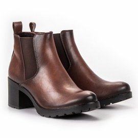 W. Potocki Botas Chelsea marrones en una barra marrón 1