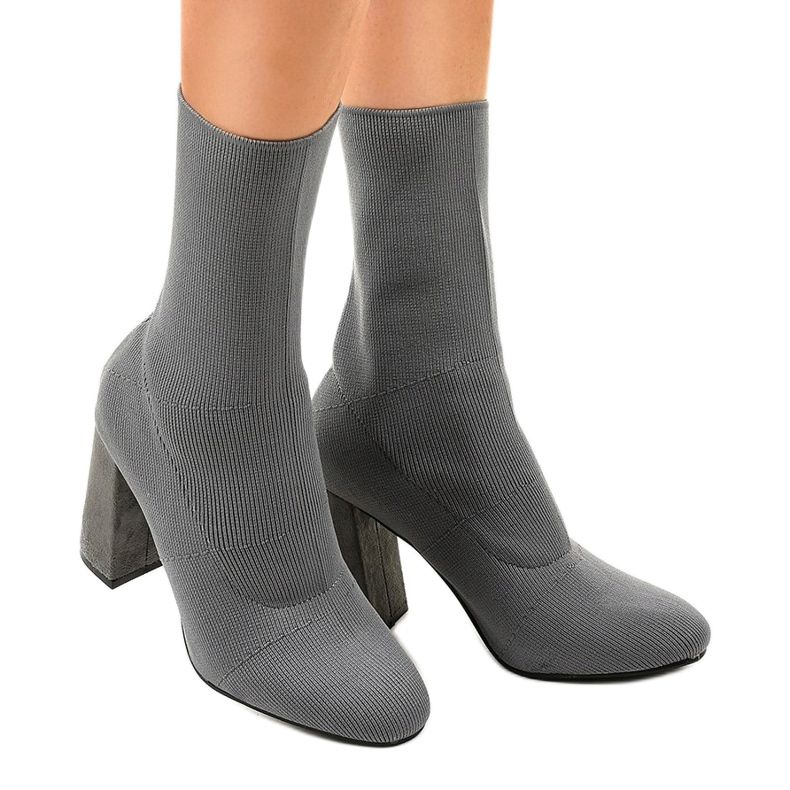 Botas grises en el poste QQ08 1