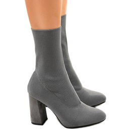Botas grises en el poste QQ08 2