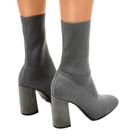 Botas grises en el poste QQ08 3