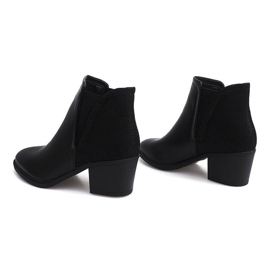 Botas en un poste con una goma de borrar K77 Negro 1