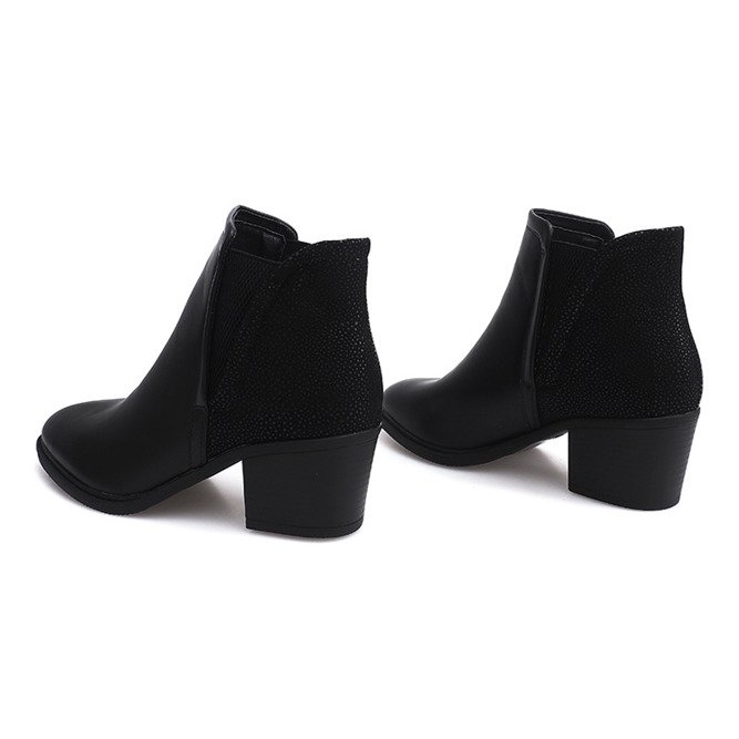 Botas en un poste con una goma de borrar K77 Negro 1