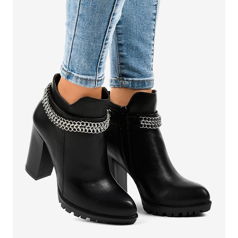 Botas negras en el poste con una cadena 13X992-51A negro 1