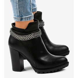Botas negras en el poste con una cadena 13X992-51A negro 2