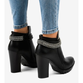 Botas negras en el poste con una cadena 13X992-51A negro 3