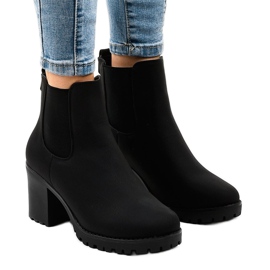 Botas negras aisladas en el poste B2881-KB negro 1