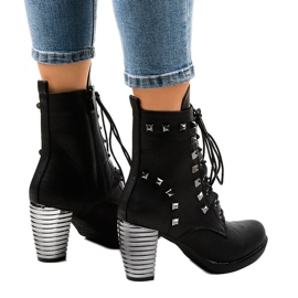 Botines negros con tachuelas F117 3