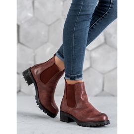 Jennika Botas en la plataforma rojo 3