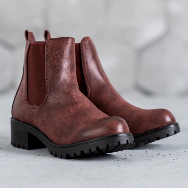 Jennika Botas en la plataforma rojo 1