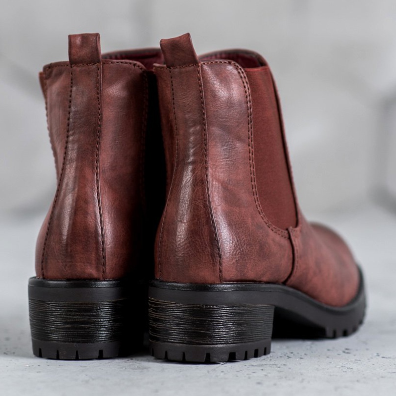 Jennika Botas en la plataforma rojo 2