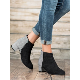 Filippo Botas con estilo en un poste negro gris 1 Filippo Botas con estilo en un poste negro gris 1