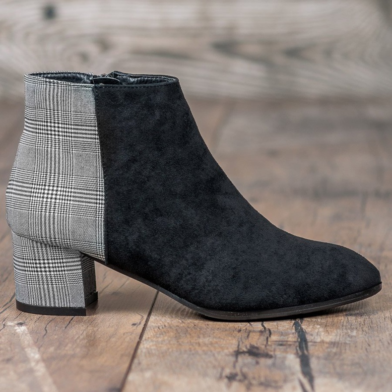 Filippo Botas con estilo en un poste negro gris 2 Filippo Botas con estilo en un poste negro gris 2