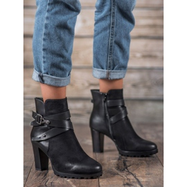 Super Mode Botas clásicas en un poste negro 1 Super Mode Botas clásicas en un poste negro 1