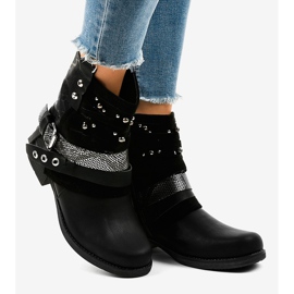 Botas negras aisladas, ricamente decoradas A-351 negro 2