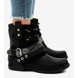 Botas negras aisladas, ricamente decoradas A-351 negro 3