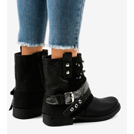 Botas negras aisladas, ricamente decoradas A-351 negro 4