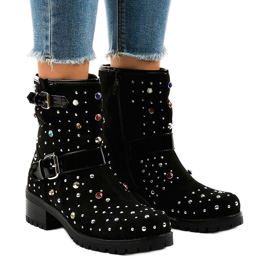 Botas negras aisladas, ricamente decoradas T185 negro 1 Botas negras aisladas, ricamente decoradas T185 negro 1