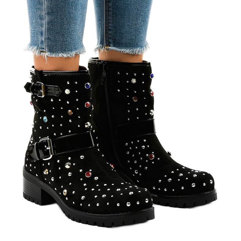 Botas negras aisladas, ricamente decoradas T185 negro 1