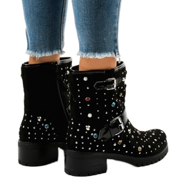 Botas negras aisladas, ricamente decoradas T185 negro 3